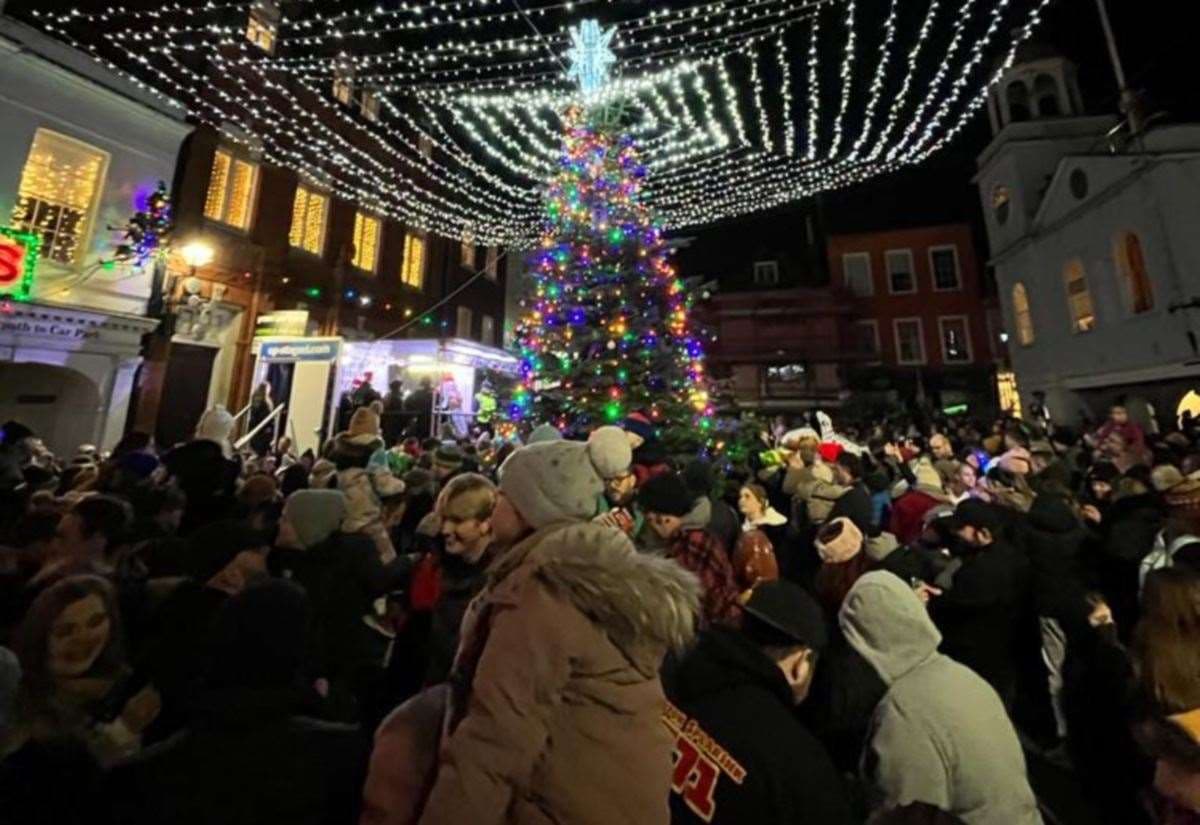 Traditional Christmas carols return for free town centre service